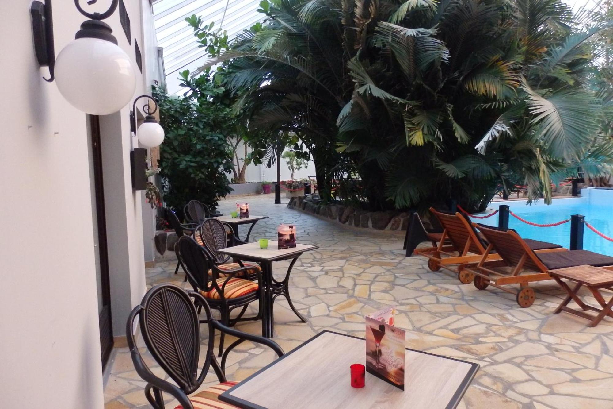 דורבורי Tropical Hotel מראה חיצוני תמונה